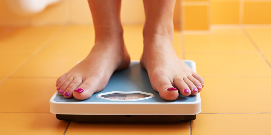 como prevenir a obesidade pesando na balança